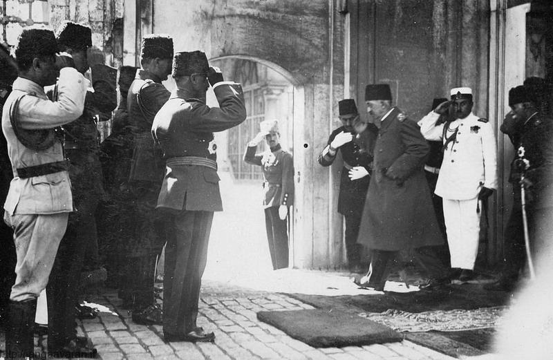 خروج سلطان محمد ششم از کاخ ییلدیز. با این اتفاق خاندان عثمانی از تاریخ جهان محو شد 