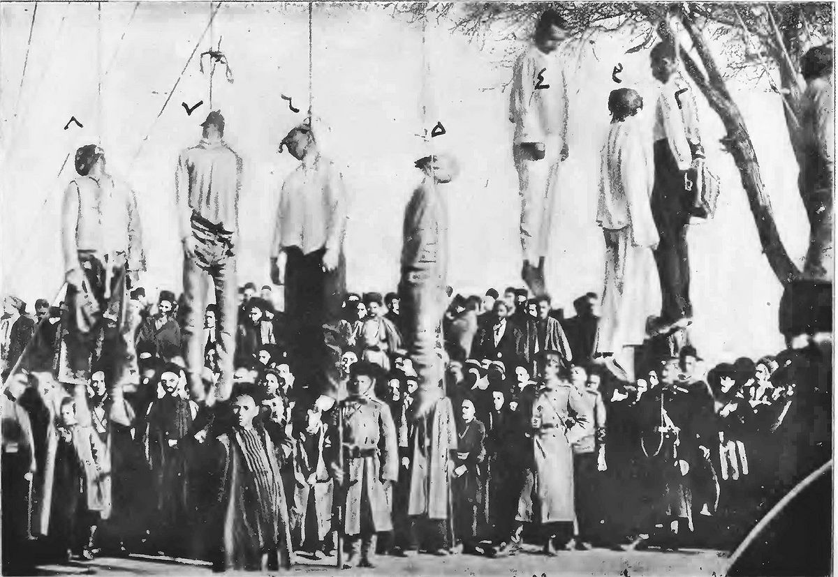 اولین گروه از آزادی خواهان اعدام شده به دست ارتش روسیه در تبریز. ثقه الاسلام پنجمین نفر از سمت راست است 