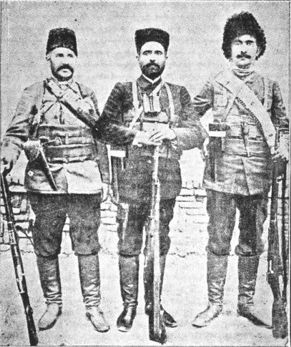 از چپ به راست: آرشاک گافاویان معروف به کِری، یپرم‌خان . کری خان بعد از مرگ یپرم خان جنگ در کرمانشاه را ادامه داد